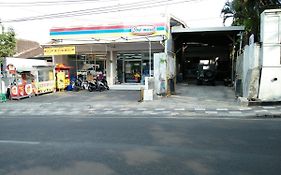 Omah Etan Batu Hostel